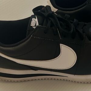 Nike Men's Black and White Sneakers